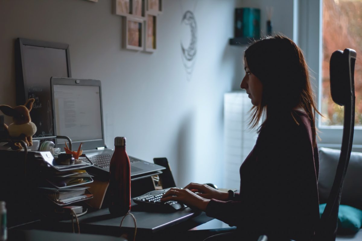 A person looking at a visual story on a computer screen